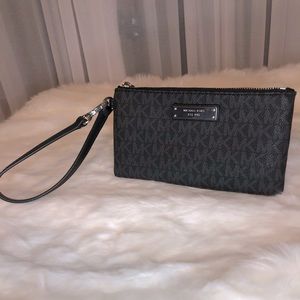 MK Wristlet Wallet 🌷